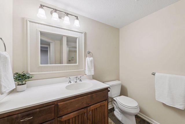 7428 Bent Bow Trail, Chanhassen, MN 55317