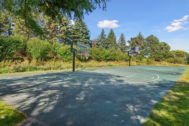 7428 Bent Bow Trail, Chanhassen, MN 55317