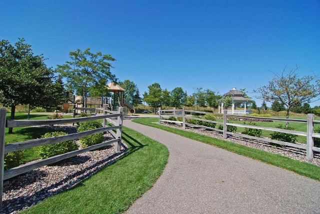 7428 Bent Bow Trail, Chanhassen, MN 55317