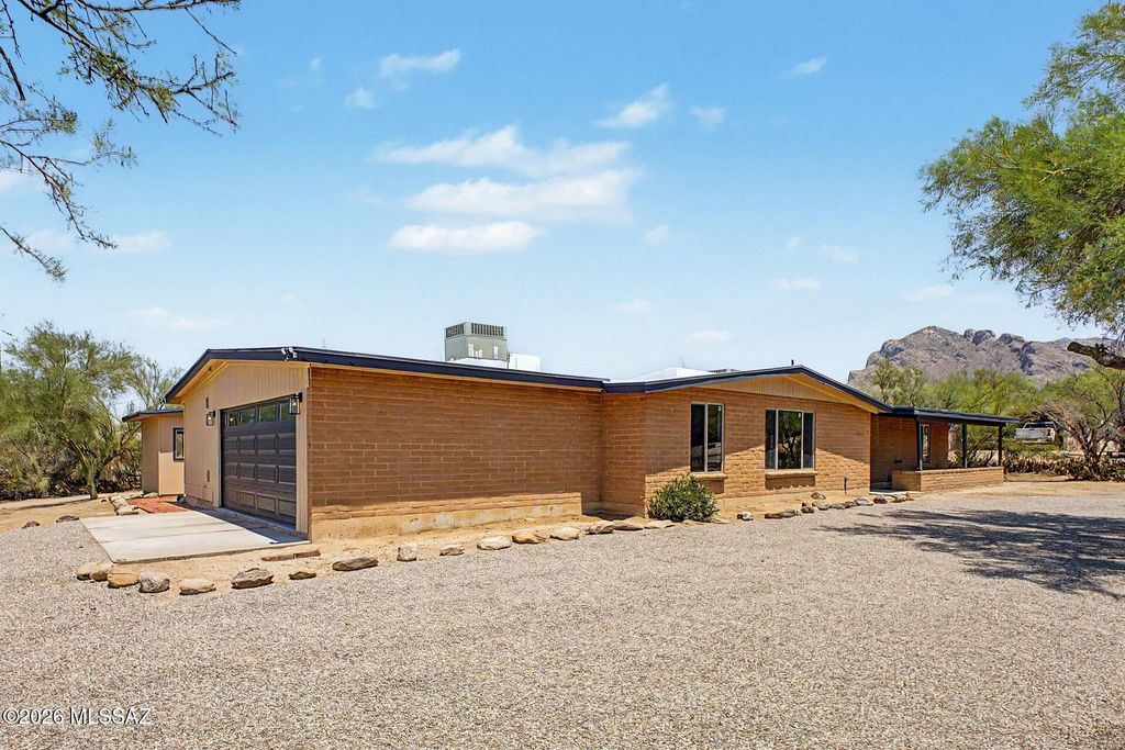 Image 1 of property listing at 1164 W Emerine Drive, Tucson, AZ 85704