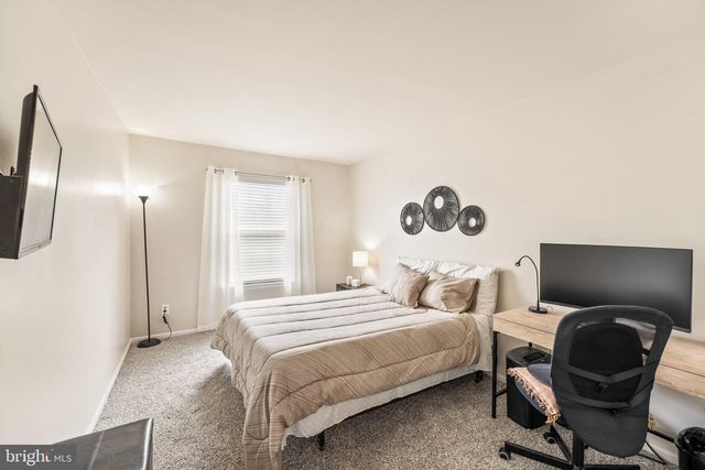 435 LONGFELLOW DR, Williamstown, NJ 08094