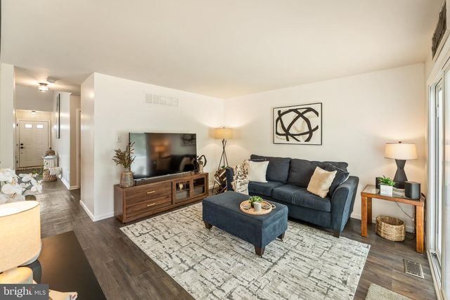 435 LONGFELLOW DR, Williamstown, NJ 08094