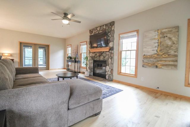 209 Waverly Drive, Cambridge, WI 53523