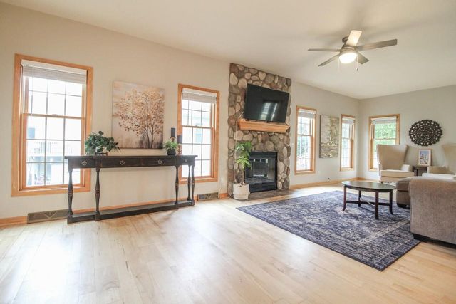 209 Waverly Drive, Cambridge, WI 53523