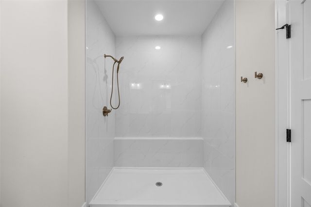 5501 Silver Ridge Rd, Marion, IA 52302