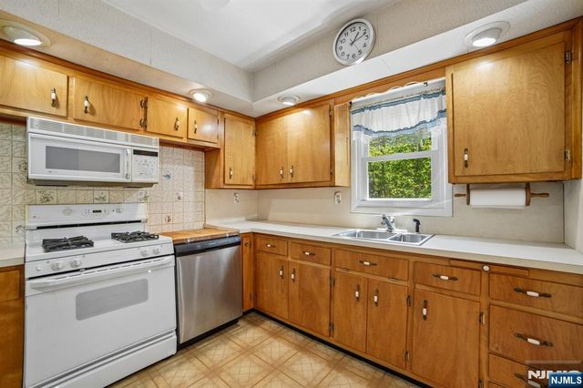 75 W Oakland Avenue, Oakland, NJ 07436