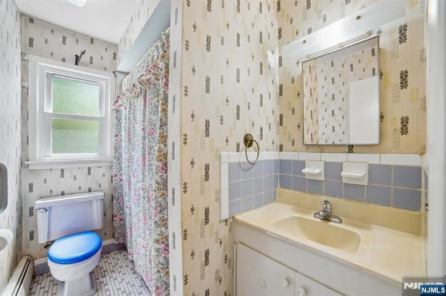 75 W Oakland Avenue, Oakland, NJ 07436