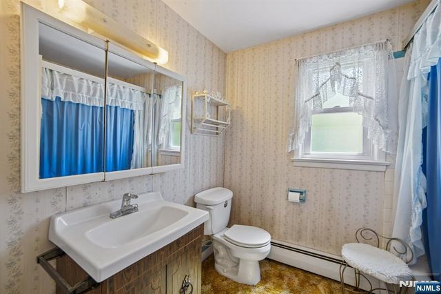 75 W Oakland Avenue, Oakland, NJ 07436
