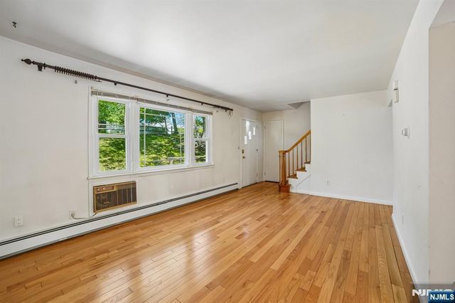 75 W Oakland Avenue, Oakland, NJ 07436