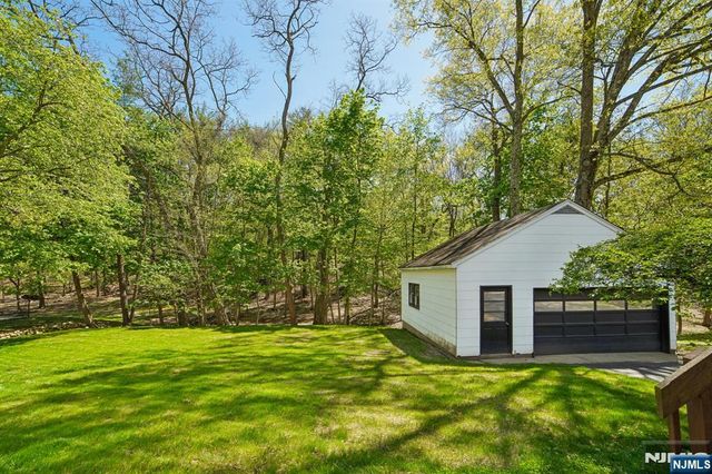 75 W Oakland Avenue, Oakland, NJ 07436