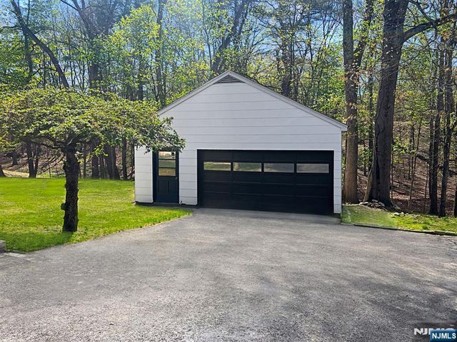 75 W Oakland Avenue, Oakland, NJ 07436