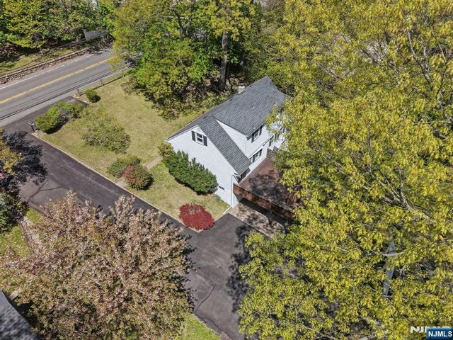 75 W Oakland Avenue, Oakland, NJ 07436