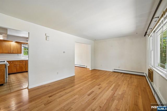 75 W Oakland Avenue, Oakland, NJ 07436