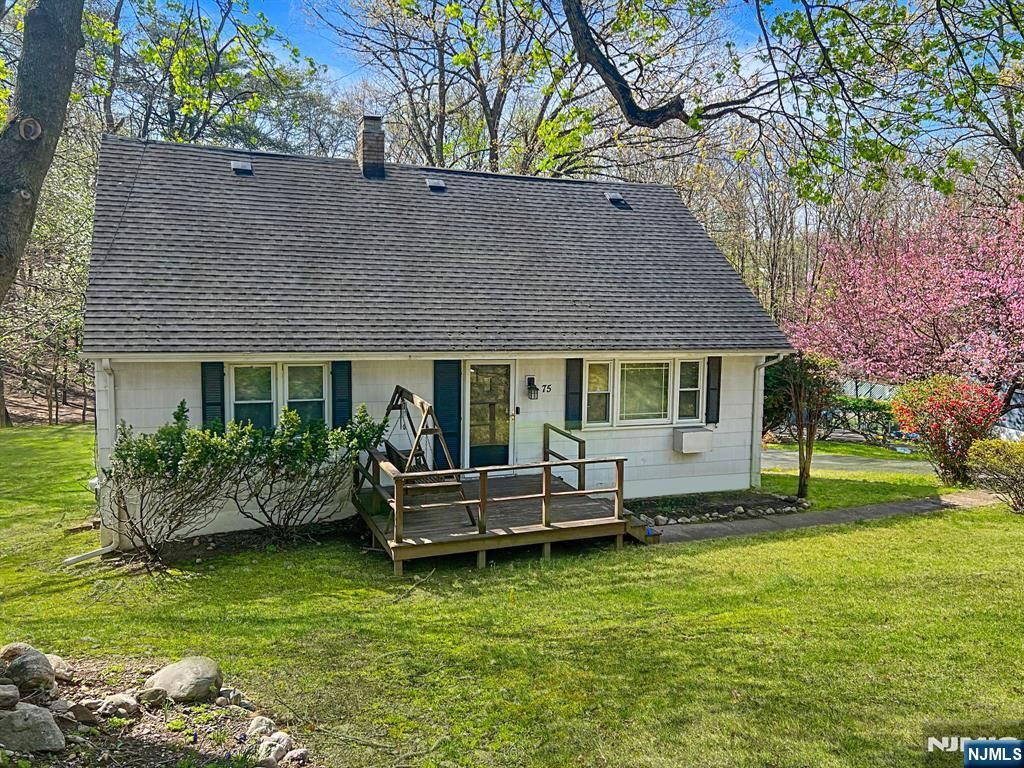 75 W Oakland Avenue, Oakland, NJ 07436