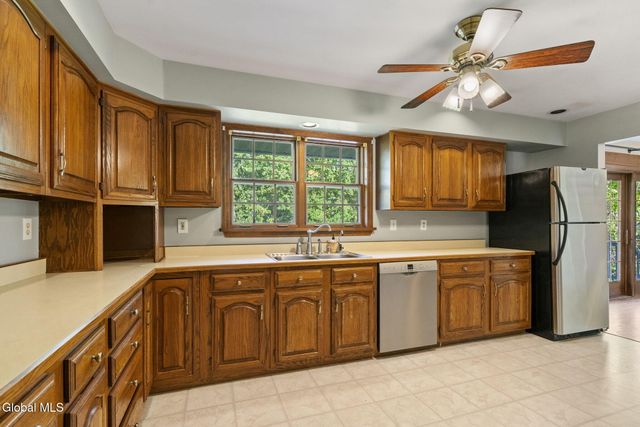 5 Mara Drive, North Greenbush, NY 12144