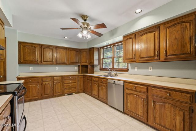 5 Mara Drive, North Greenbush, NY 12144