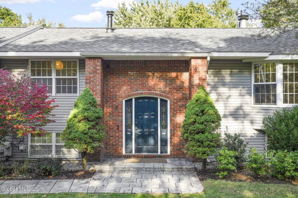 5 Mara Drive, North Greenbush, NY 12144