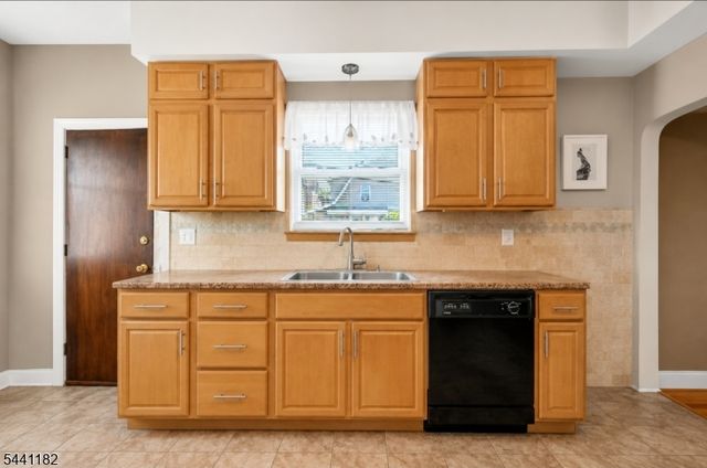 156 Valley Rd, Clifton City, NJ 07013