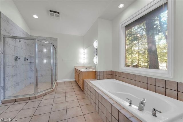 416 Castle Pines Drive, Akron, OH 44333