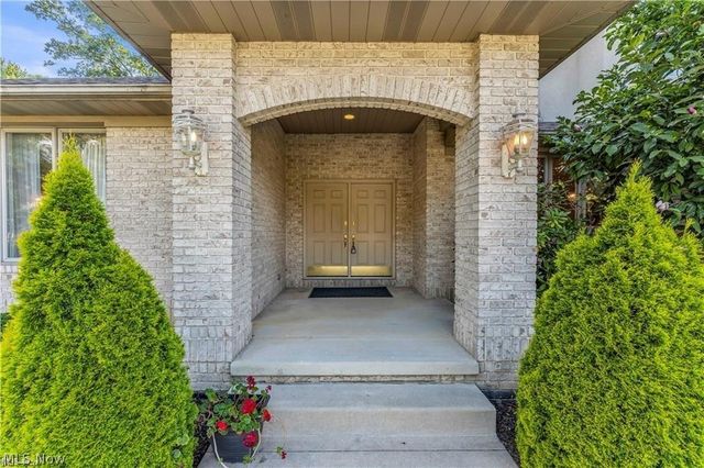 416 Castle Pines Drive, Akron, OH 44333