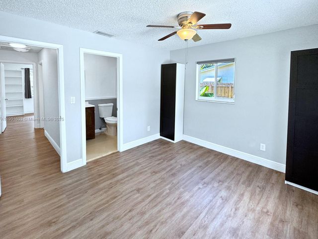 9424 SW 52nd St, Cooper City, FL 33328