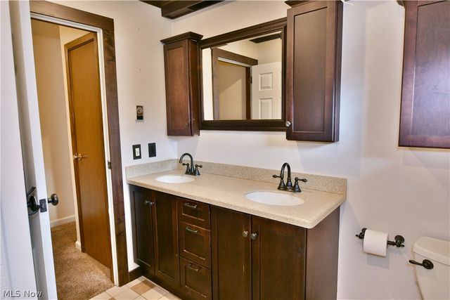 6883 Palmyra Road SW, Warren, OH 44481