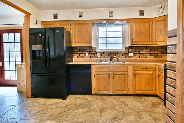 6883 Palmyra Road SW, Warren, OH 44481