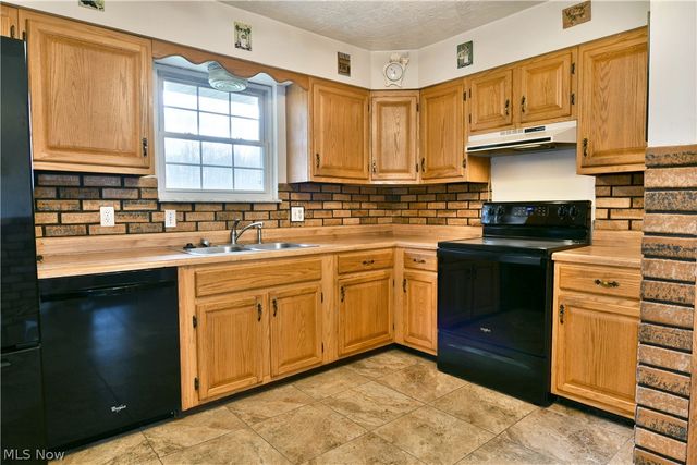 6883 Palmyra Road SW, Warren, OH 44481