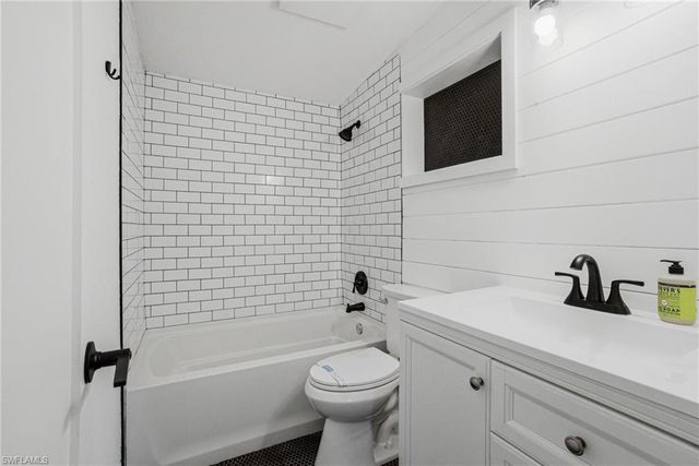 2300 Estey AVE, Naples, FL 34104