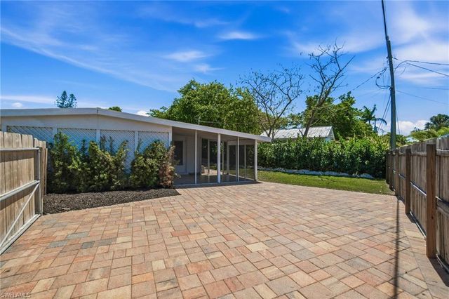 2300 Estey AVE, Naples, FL 34104