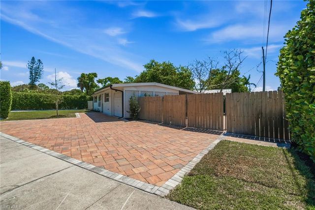 2300 Estey AVE, Naples, FL 34104