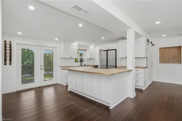 2300 Estey AVE, Naples, FL 34104