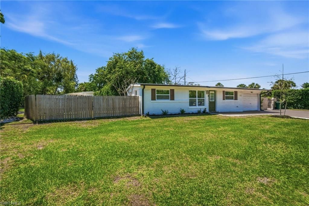 2300 Estey AVE, Naples, FL 34104