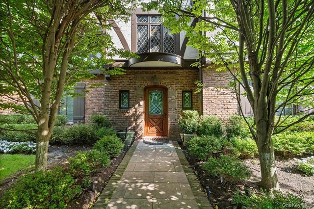 17 Sutton Place, Lawrence, NY 11559