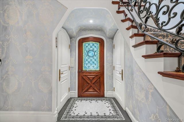 17 Sutton Place, Lawrence, NY 11559