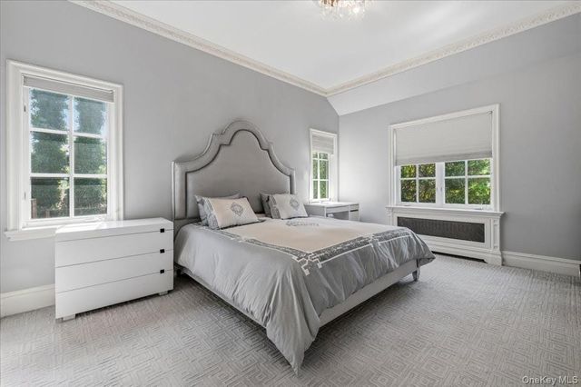17 Sutton Place, Lawrence, NY 11559