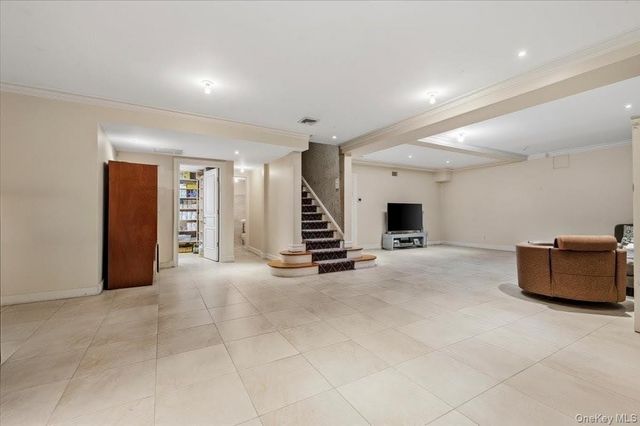 17 Sutton Place, Lawrence, NY 11559