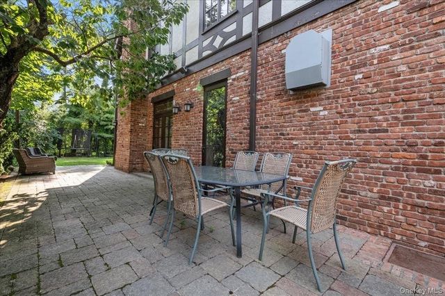 17 Sutton Place, Lawrence, NY 11559