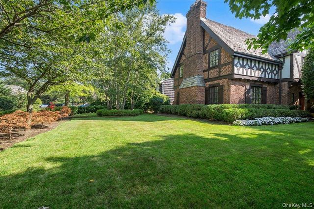 17 Sutton Place, Lawrence, NY 11559