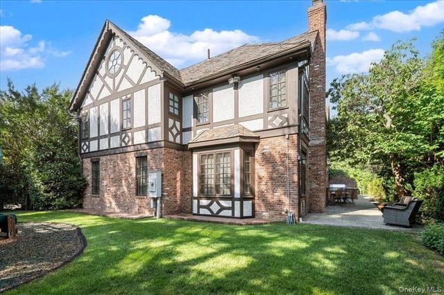 17 Sutton Place, Lawrence, NY 11559