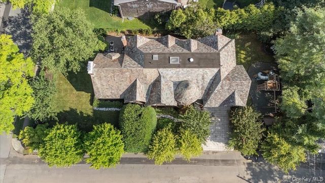 17 Sutton Place, Lawrence, NY 11559