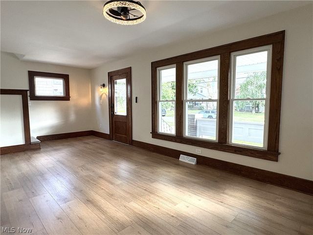 1716 7th Street, Cuyahoga Falls, OH 44221