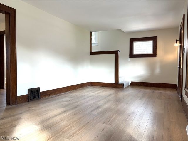 1716 7th Street, Cuyahoga Falls, OH 44221