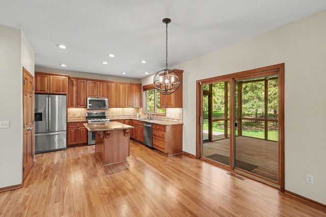 2350 Fawn Hill Court, Chanhassen, MN 55317