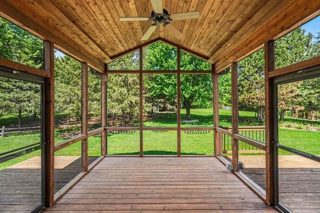 2350 Fawn Hill Court, Chanhassen, MN 55317
