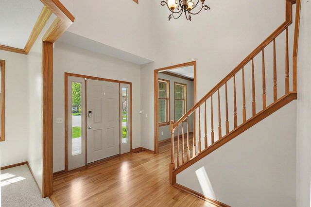2350 Fawn Hill Court, Chanhassen, MN 55317