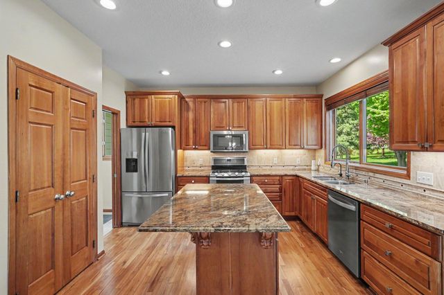 2350 Fawn Hill Court, Chanhassen, MN 55317