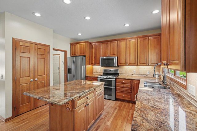 2350 Fawn Hill Court, Chanhassen, MN 55317
