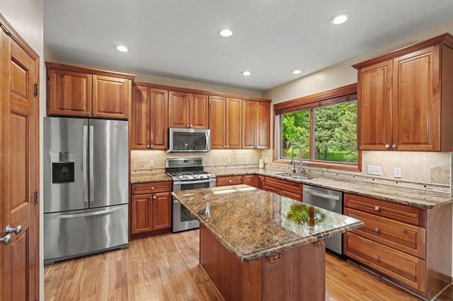 2350 Fawn Hill Court, Chanhassen, MN 55317