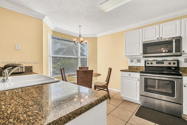 371 SW 190th Ave, Pembroke Pines, FL 33029